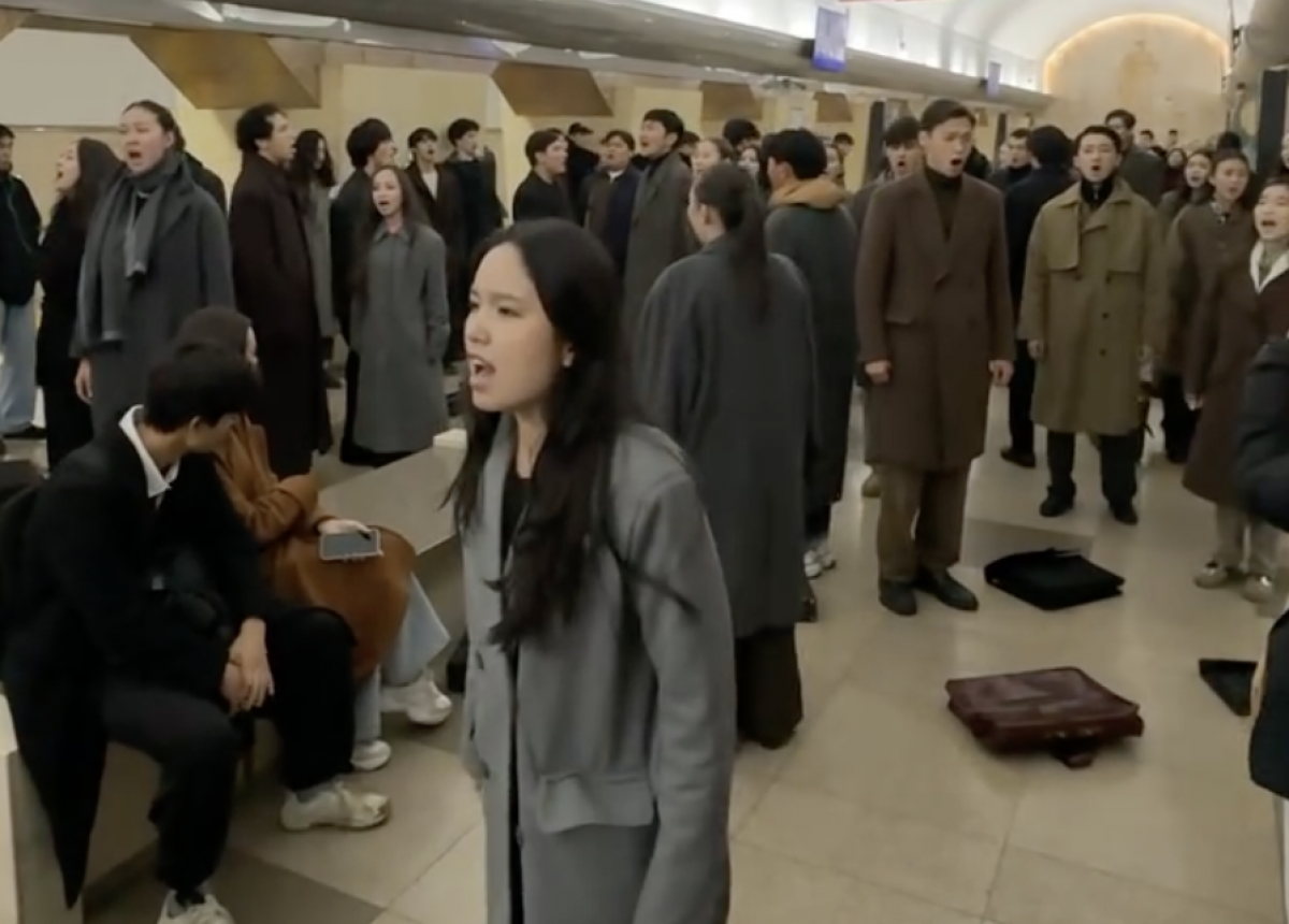 Молодежь устроила перформанс в метро Алматы (ВИДЕО)