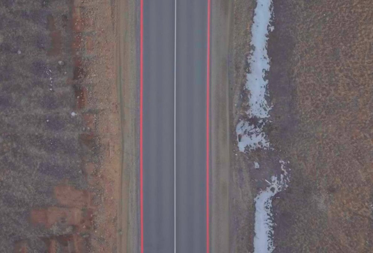 Кроваво-красные полосы появились на обочинах дорог в Карагандинской области