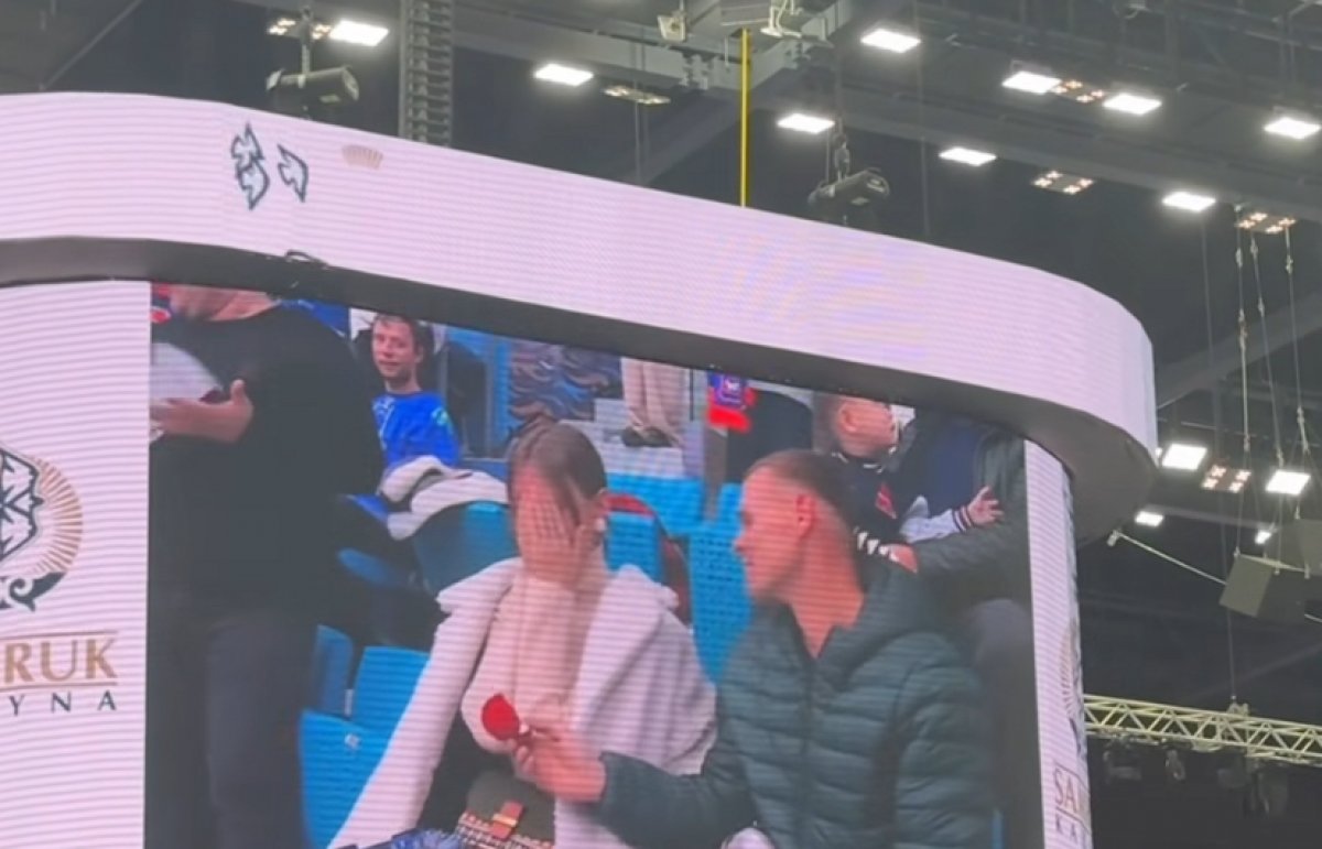 "Она сказала: Да!": на хоккейном матче девушке сделали предложение в Астане