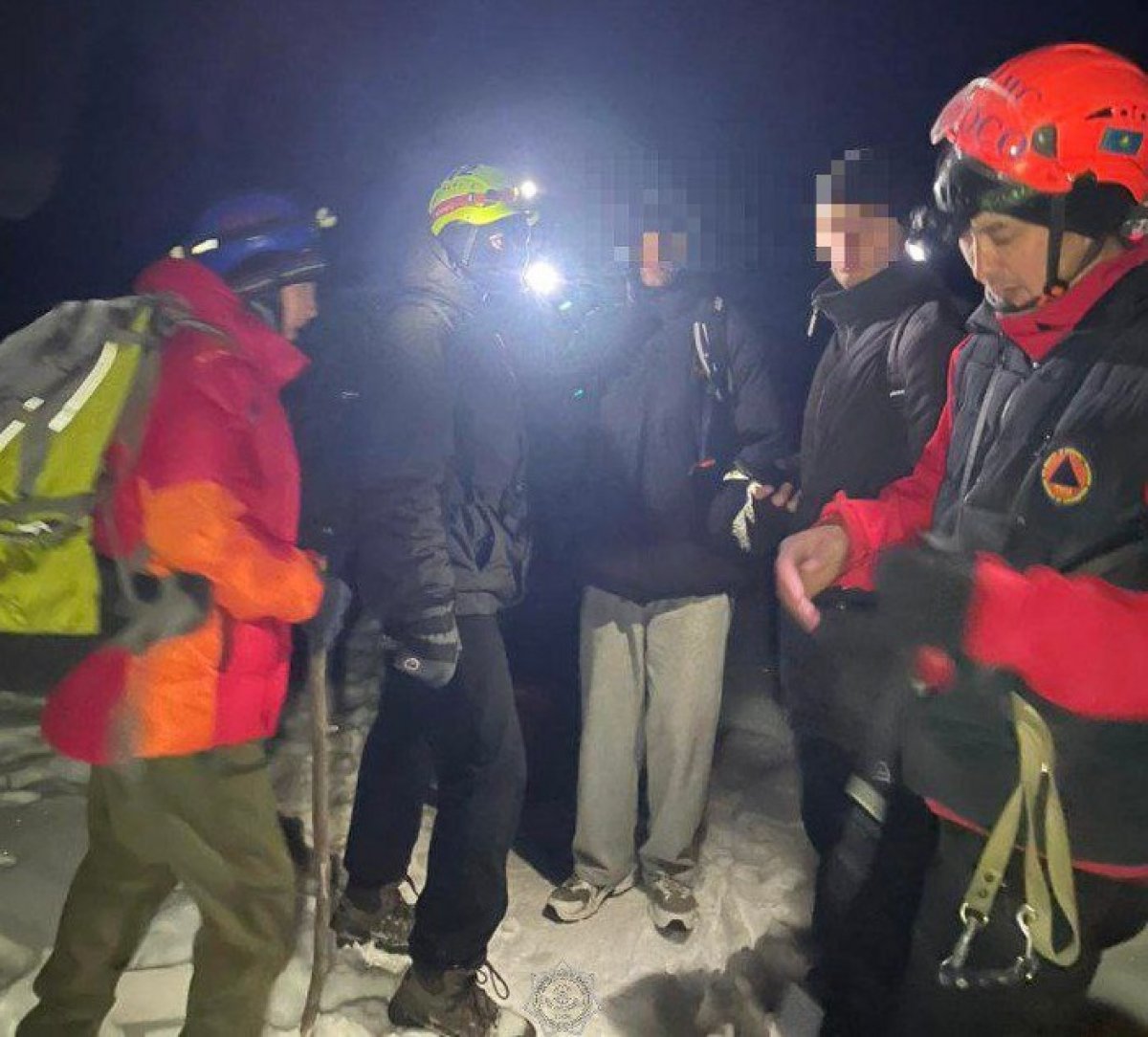 Туристы не смогли спуститься с высоты более 3 тыс. м в Алматинской области (ВИДЕО)