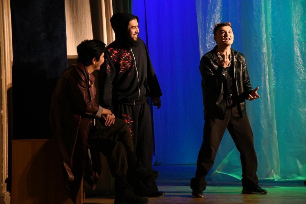 Открытый диалог на сцене театра