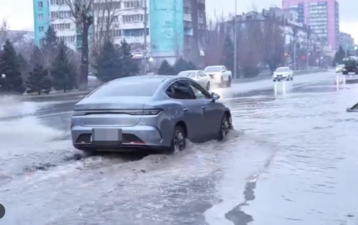 Последствия дождя и снегопада: затопило Семей (ВИДЕО)