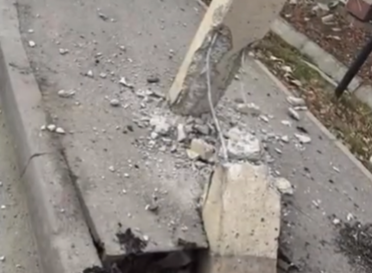 Женщина за рулем врезалась в электроопору в Талдыкоргане (ВИДЕО)