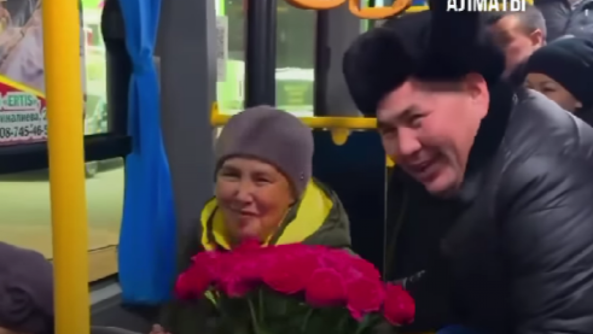 Цветы вместо ребенка: алматинец растрогал пассажиров автобуса необычным поступком