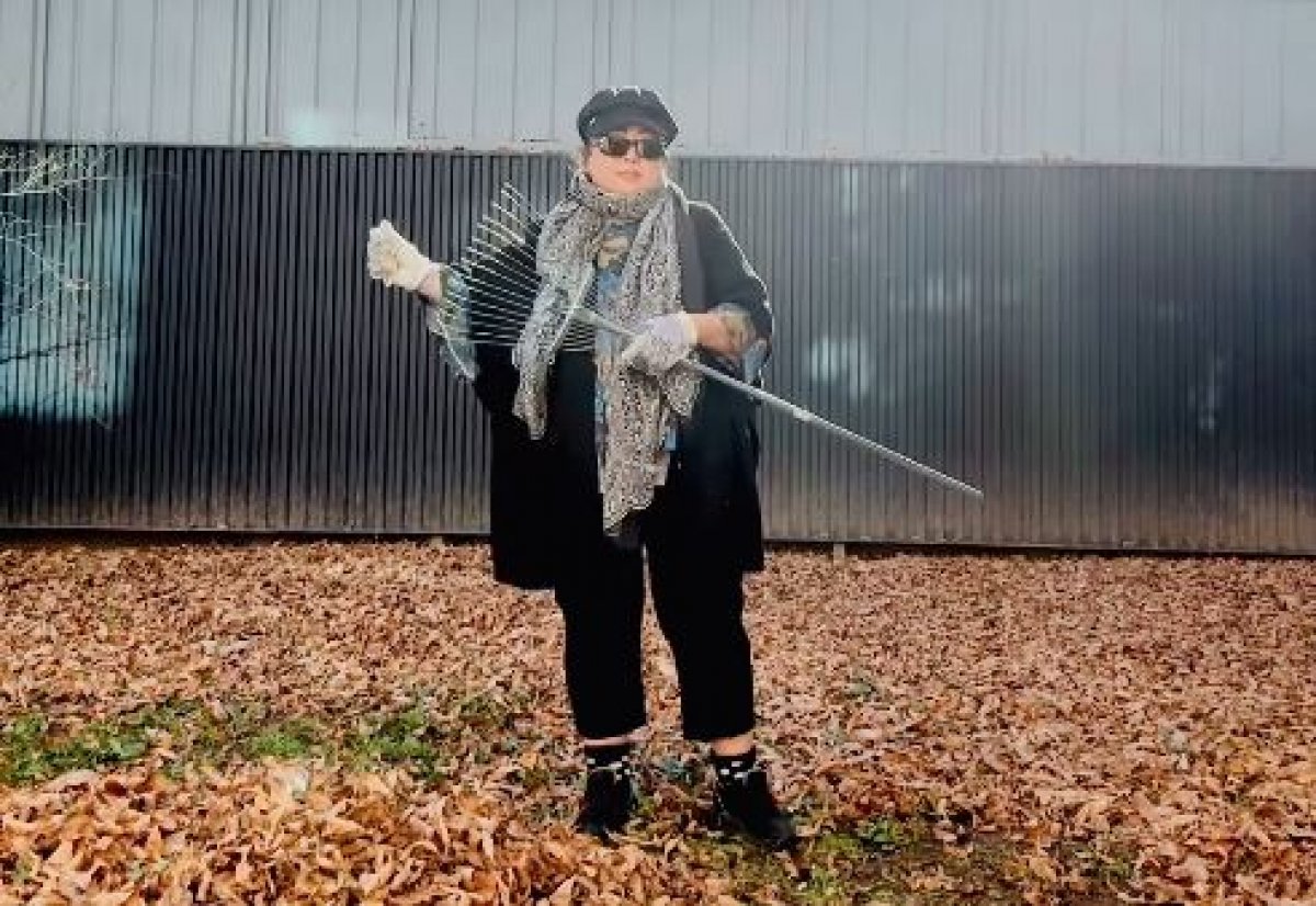 Макпал Жунусова вышла во двор с метлой (ВИДЕО)