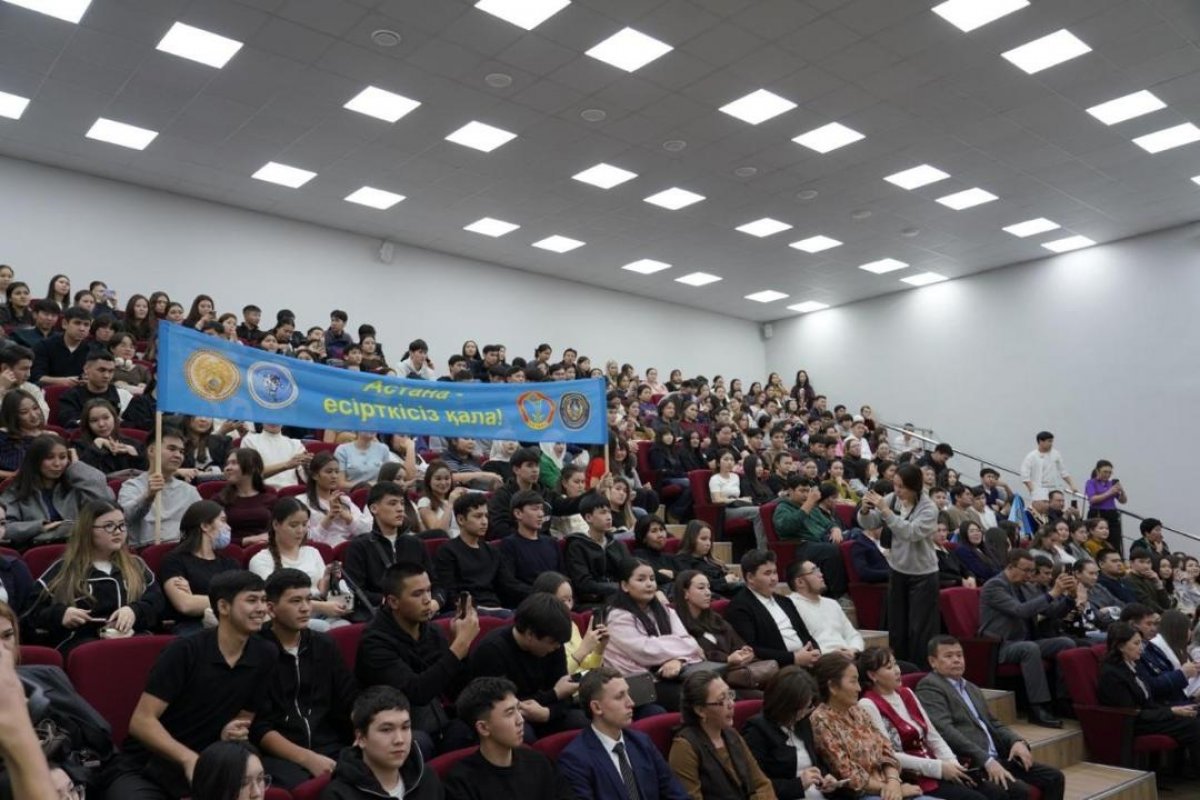 Ангелина Лукас встретилась со студентами в Астане