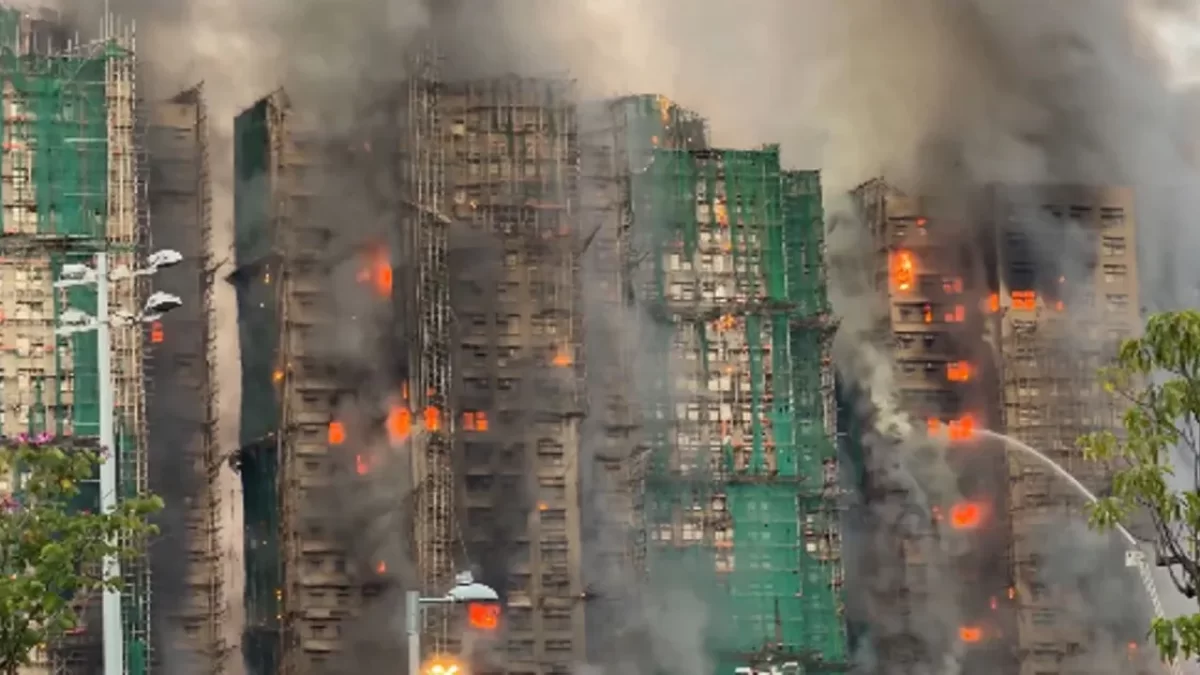 Число жертв пожара в Гонконге превысило 90 человек