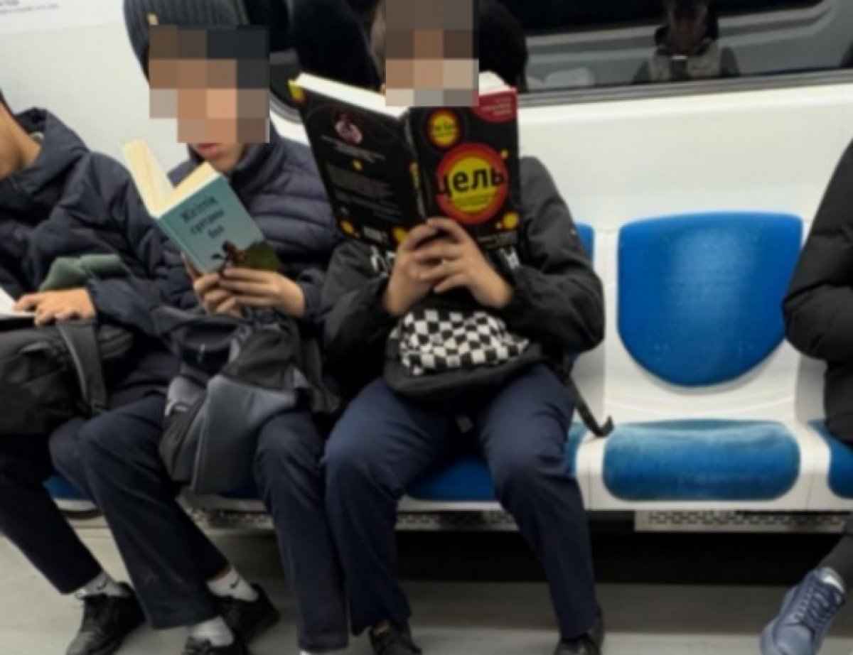 Дети, читающие книги в алматинском метро, вызвали ажиотаж в Казнете