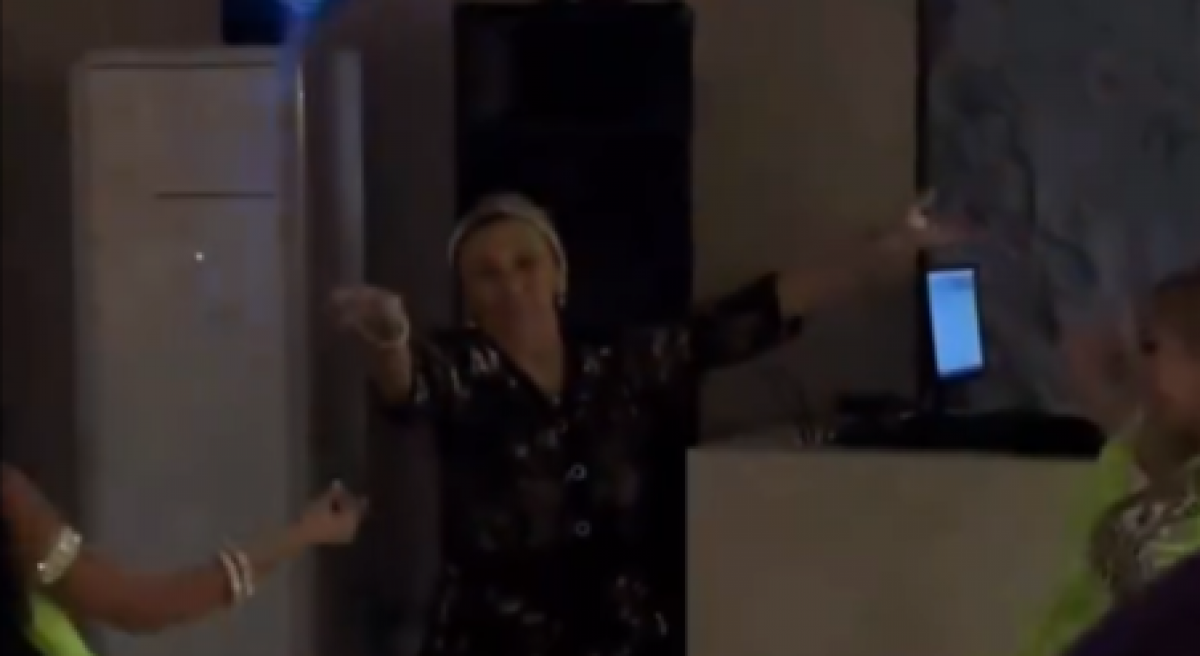 Апашка пыталась повторить танец живота на тое в Алматы