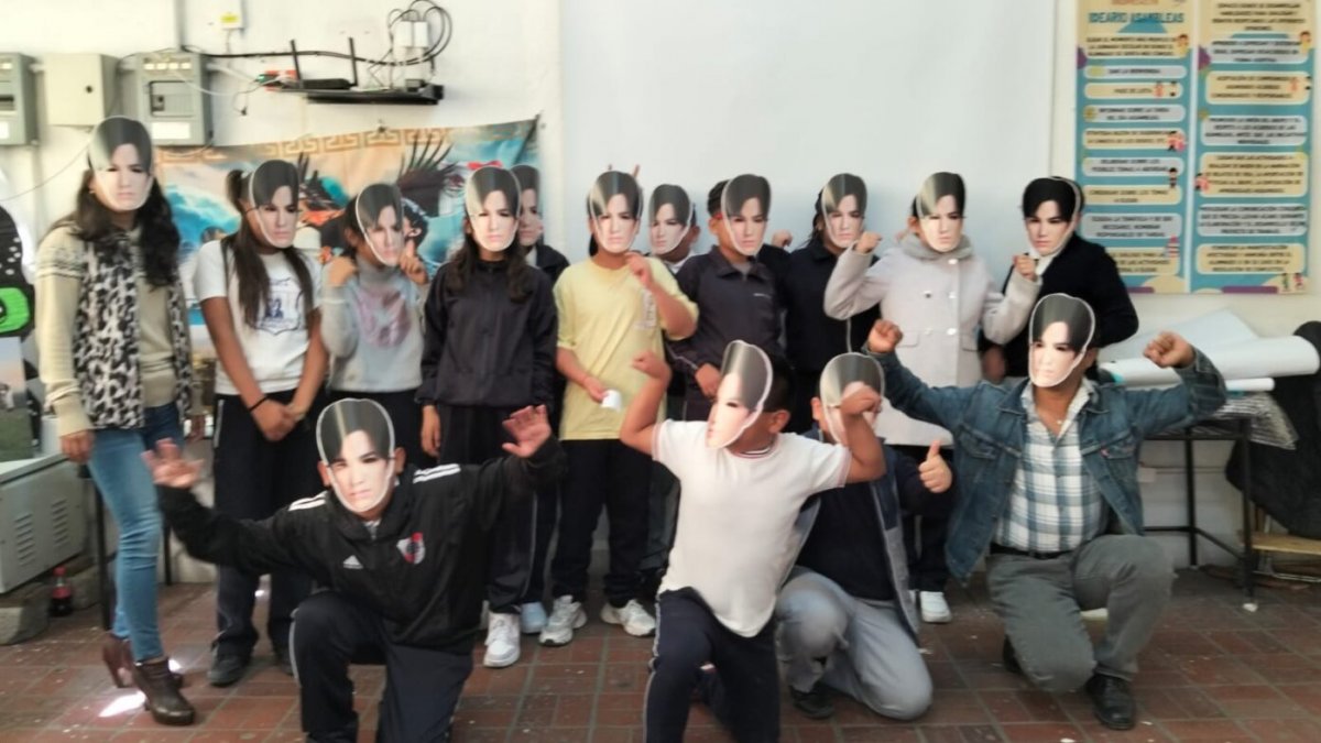 Димаш Кудайберген познакомил школьников Мехико с культурой Казахстана