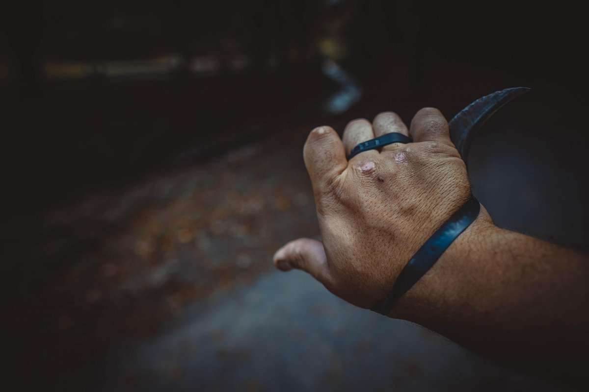 Туриста с ножом в спине нашли рядом со школой