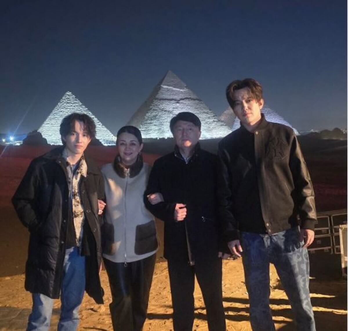 Мать Димаша Кудайбергена показала семейное фото