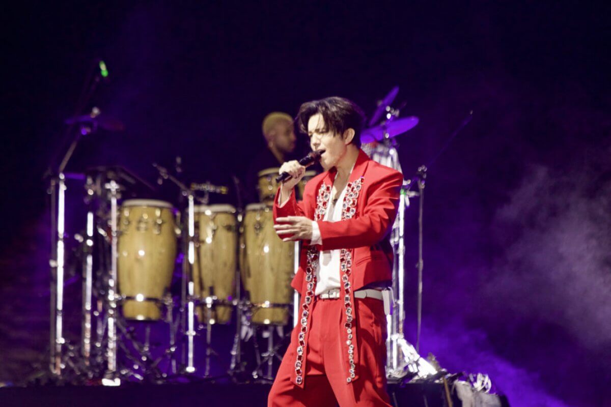 Димаш Кудайберген впервые выступил у подножия египетских пирамид