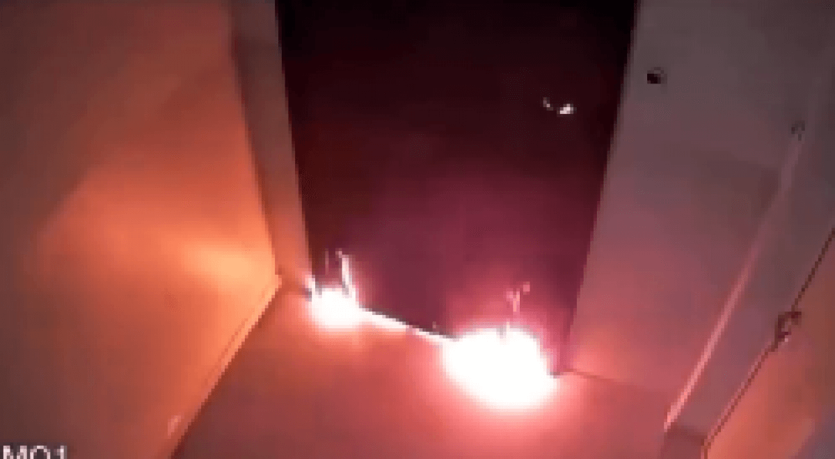 Поджог двери квартиры попал на видео в Алматы