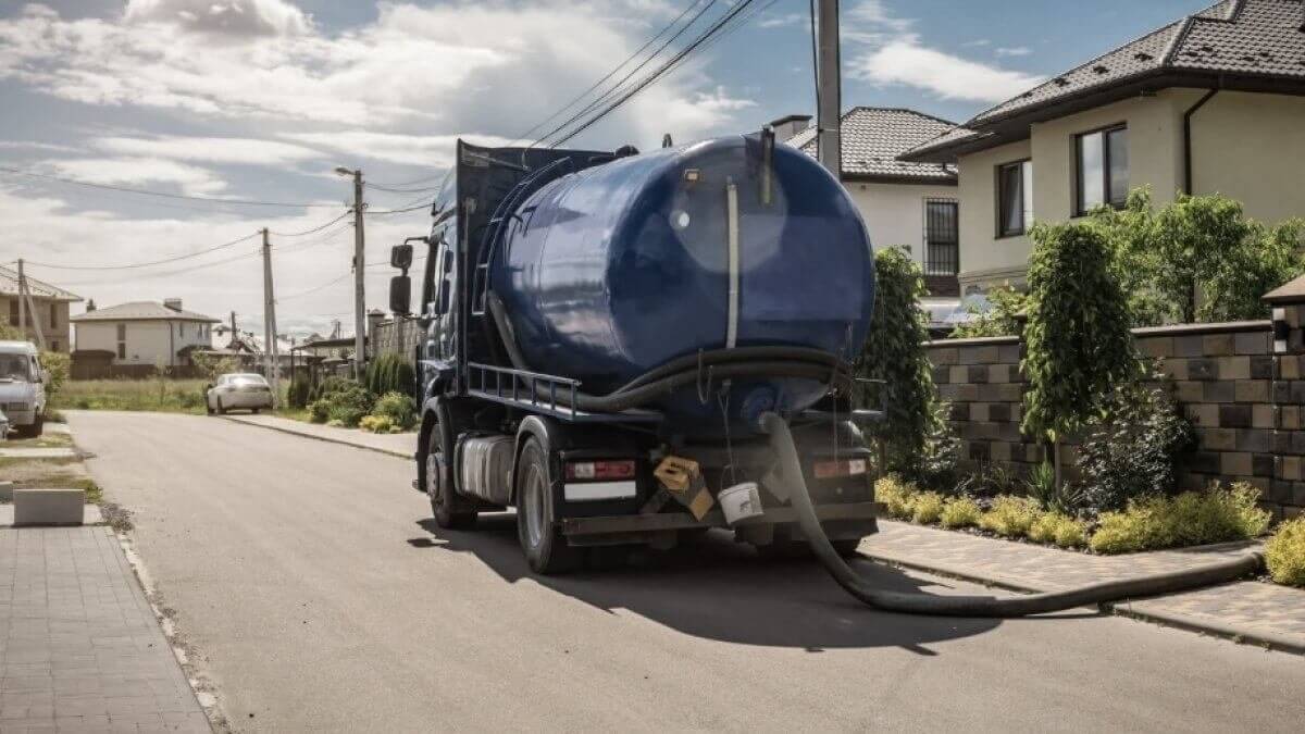 Ассенизатор сливал сточные воды в неположенном месте в Астане (ВИДЕО)