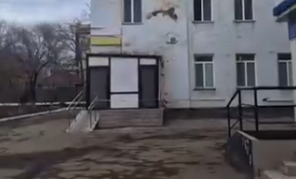 Состояние здания ЖД больницы в Астане шокировало горожан