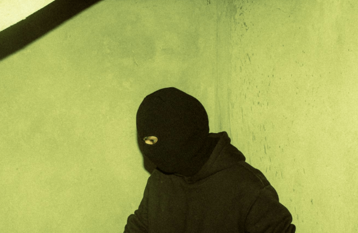 Неизвестный в маске напал на мужчину в Риддере