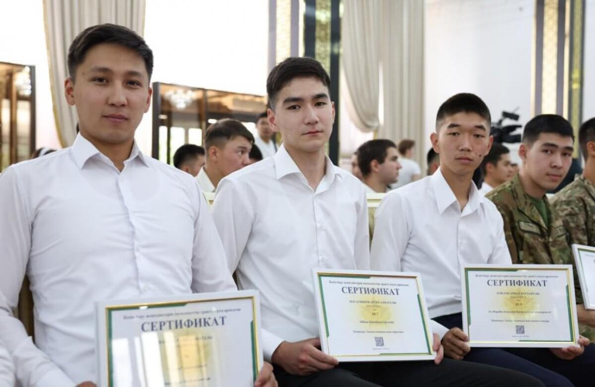 Отслужившие казахстанцы получили тысячи грантов на обучение