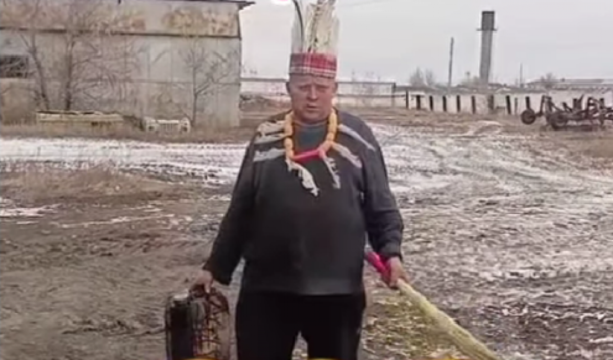 "Снег, снежок, приди": костанаец устроил обряд с веником, чтобы началась зима