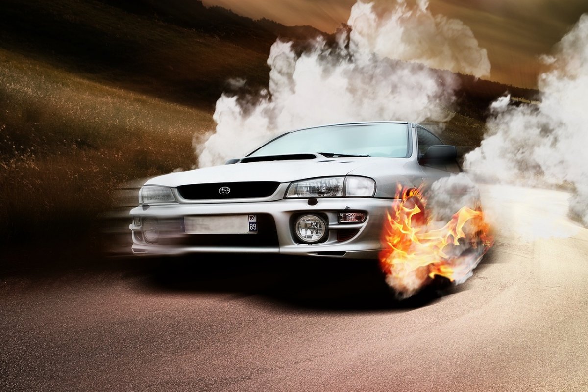 Два здания и три автомобиля охватило огнем в Алматы