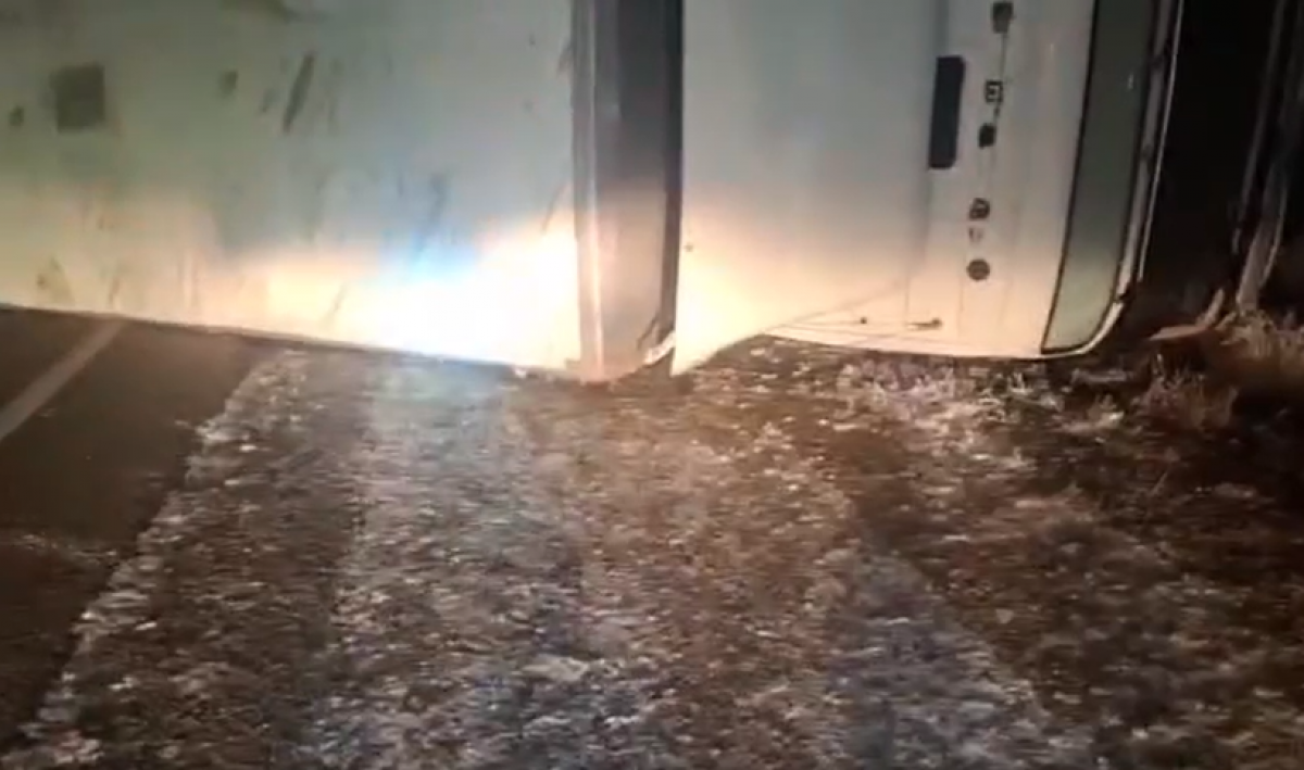 Грузовик перекрыл трассу в Актюбинской области