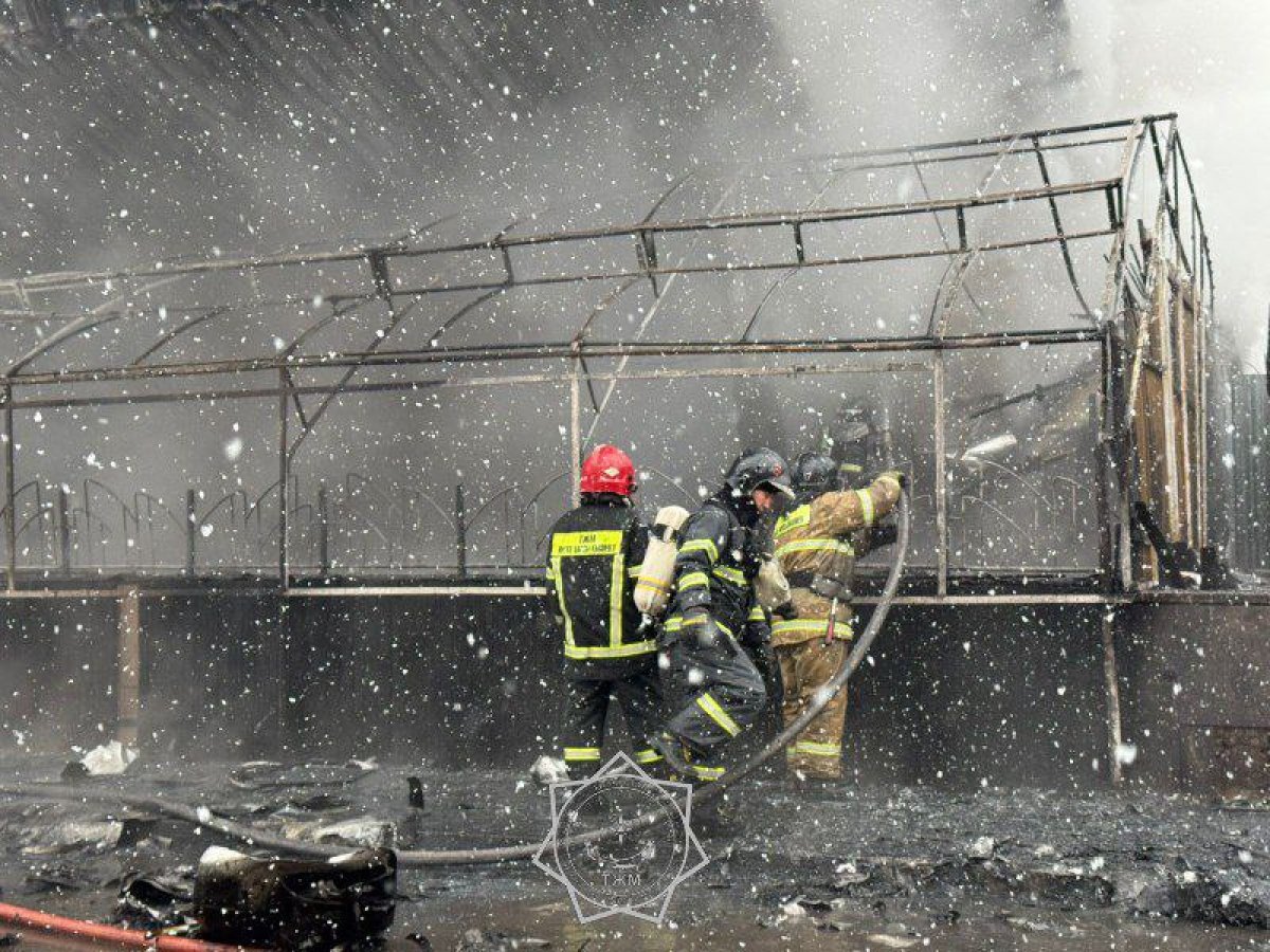 Кинотеатр загорелся в Астане из-за сильного пожара соседнего здания