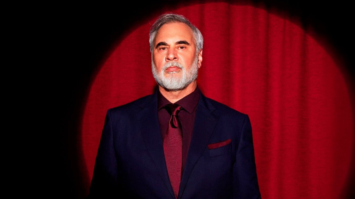 Валерий Меладзе выступил в чапане в Алматы (ВИДЕО)