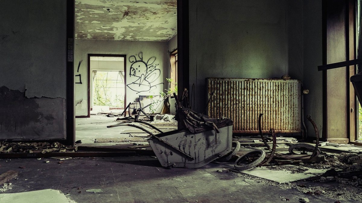 Поджог? Полиция прокомментировала пожар в подъезде ЖК в Астане