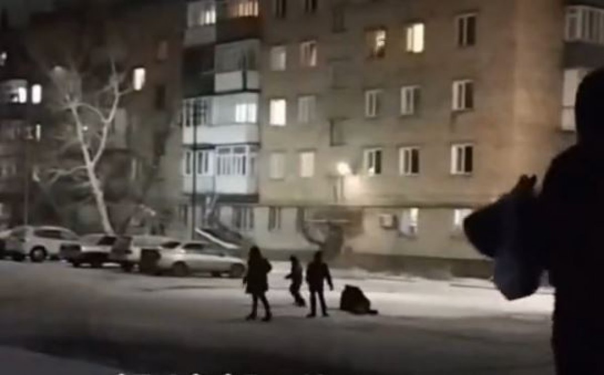 Дети бросили петарду за воротник лежащему мужчине в Караганде