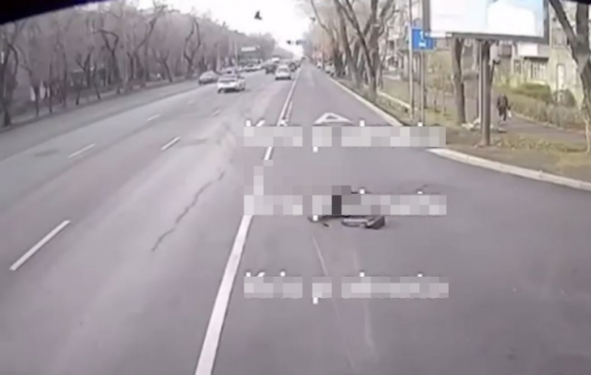 Водитель автобуса сбил девушку в Алматы (ВИДЕО)