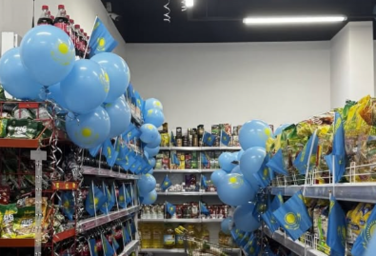 Астанчанин украсил магазин ко Дню Независимости и стал звездой соцсетей