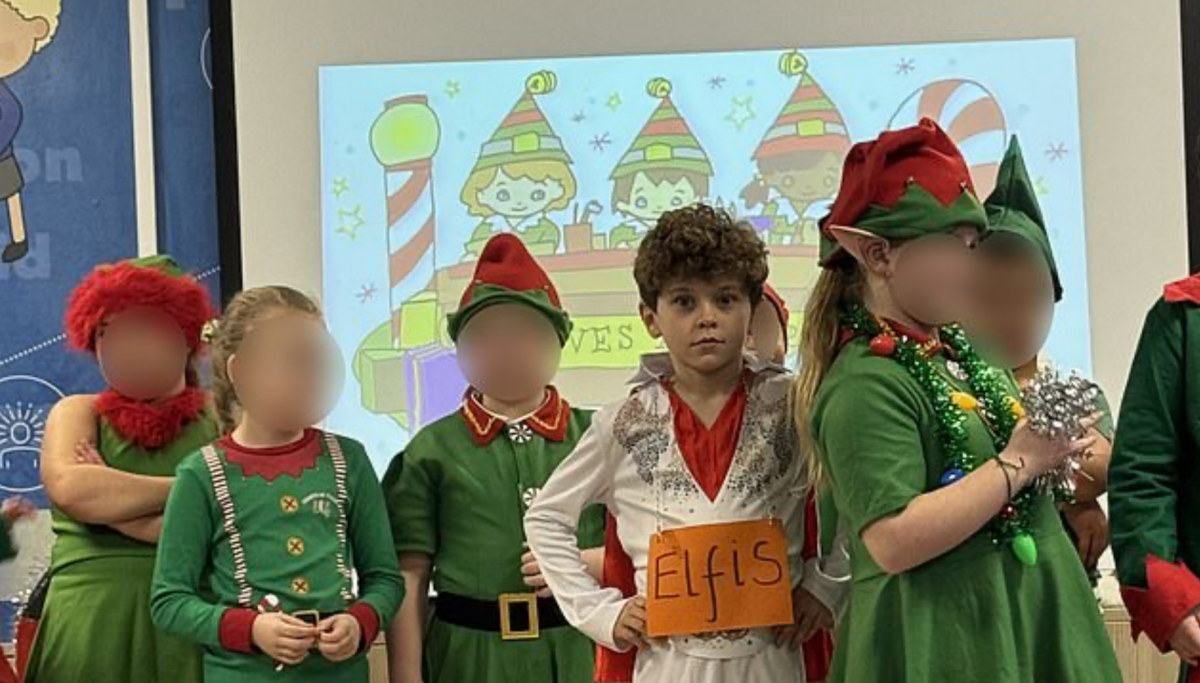 Элвис вместо эльфа: школьник в костюме певца на новогоднем представлении стал звездой в сети