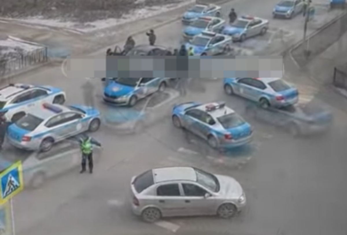 Десятки полицейских окружили автомобиль в Актобе (ВИДЕО)