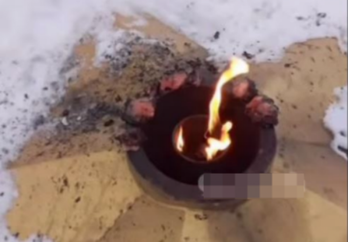 Мужчина, жаривший мясо у Вечного огня, задержан полицией ВКО