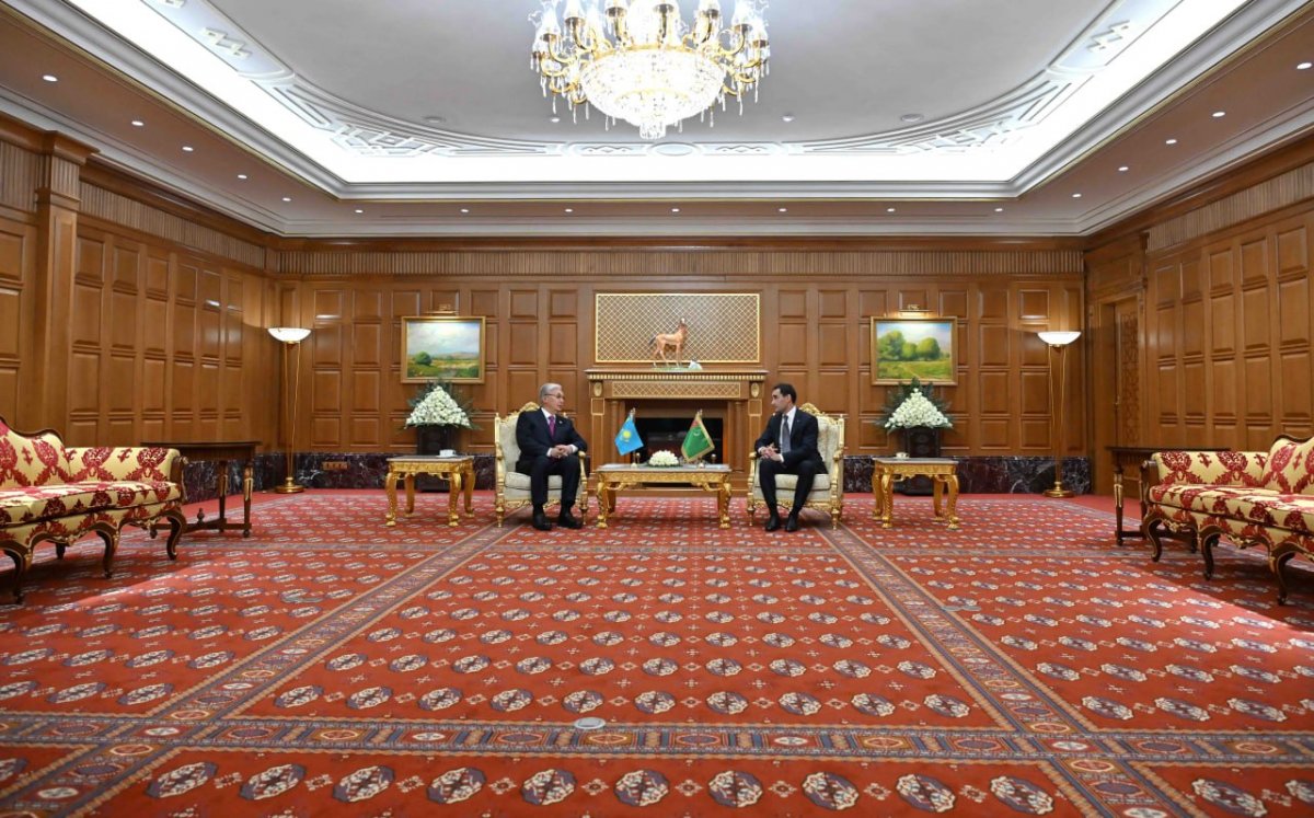 Токаев поздравил Туркменистан с 30-летием нейтралитета