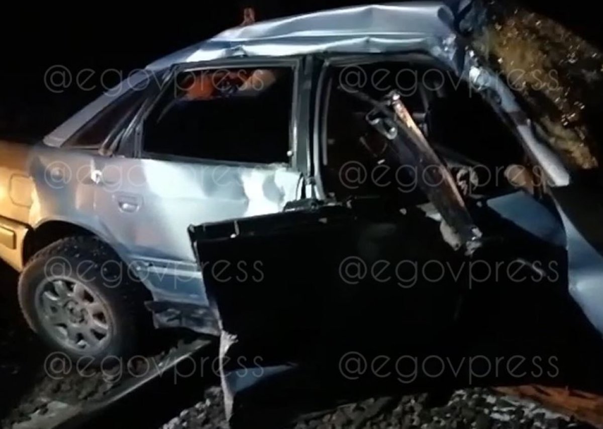 Водитель врезался в поезд в Карагандинской области