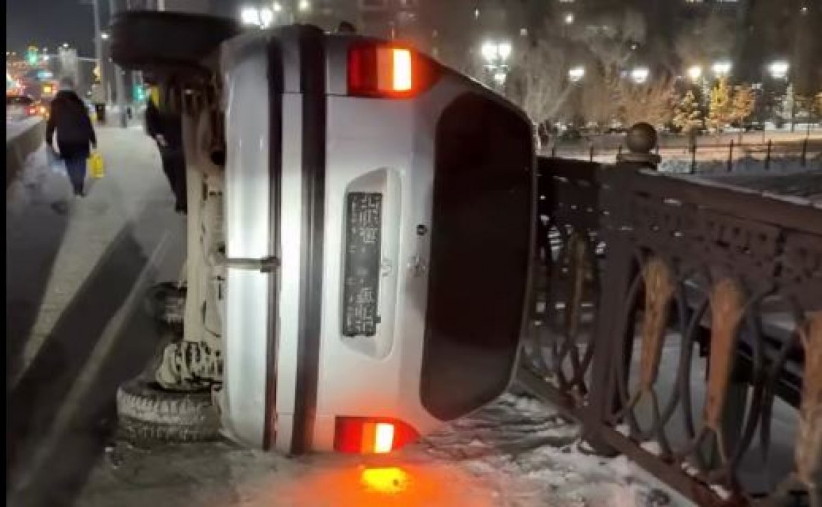 Toyota опрокинулась на бок на мосту в Астане