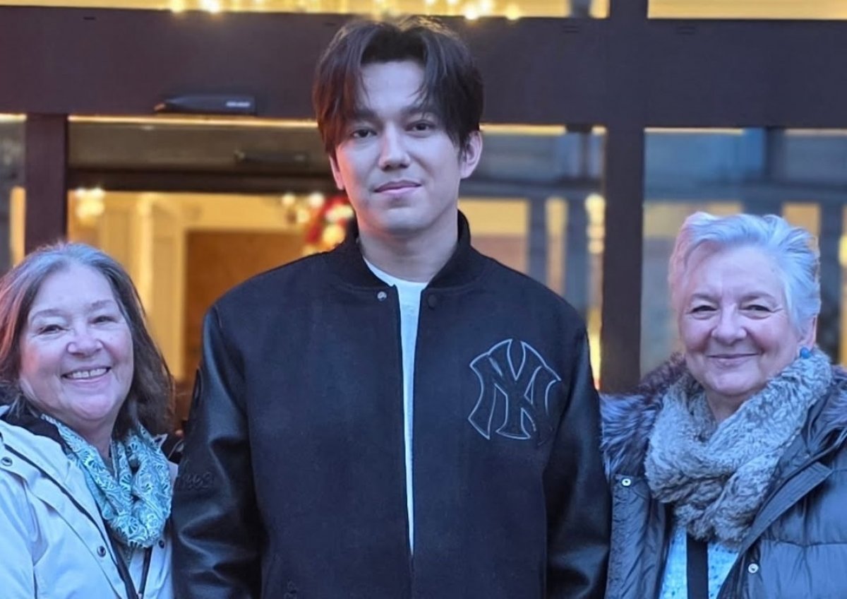 Димаша Кудайбергена "поймали" фанатки в Риге