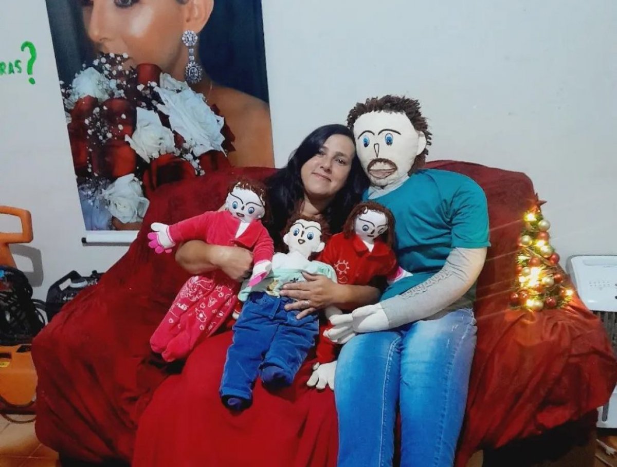 Женщина, вышедшая замуж за тряпичную куклу, объявила пол четвертого ребенка