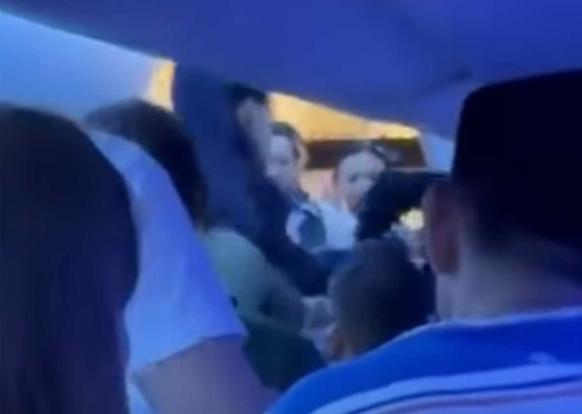 Драка мужчин на борту Air Astana попала на видео