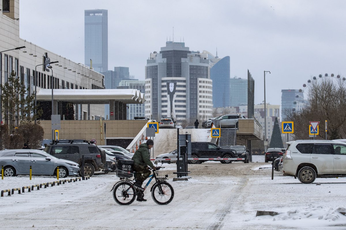 Ветер и холод: какая погода ожидает Астану и Алматы 17 декабря