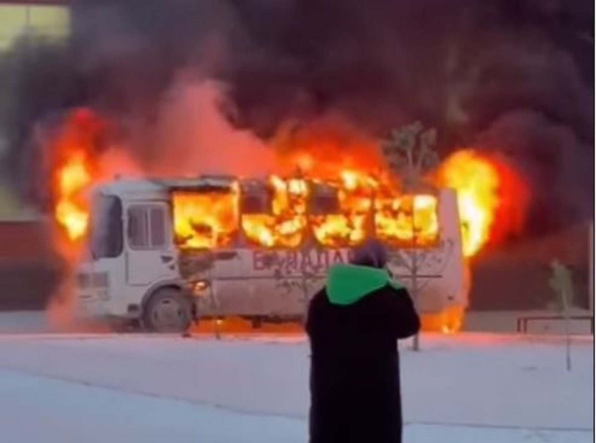 Автобус загорелся на территории школы в Косшы (ВИДЕО)