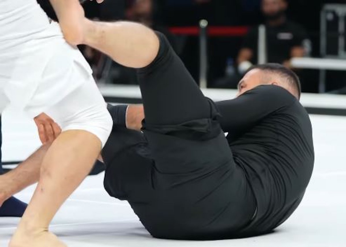 Казахстанского бойца UFC унесли на носилках с ринга (ВИДЕО)