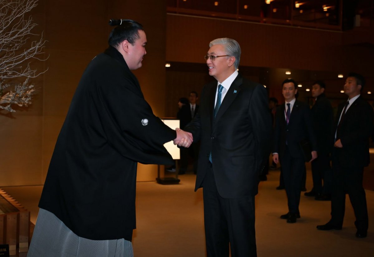 Токаев встретился с казахстанским сумоистом в Токио