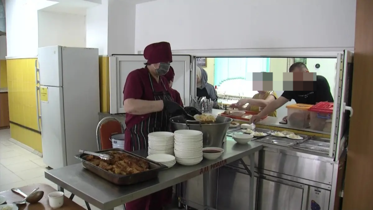 Волосы в еде: родители пожаловались на питание реабилитационного центра в Алматы