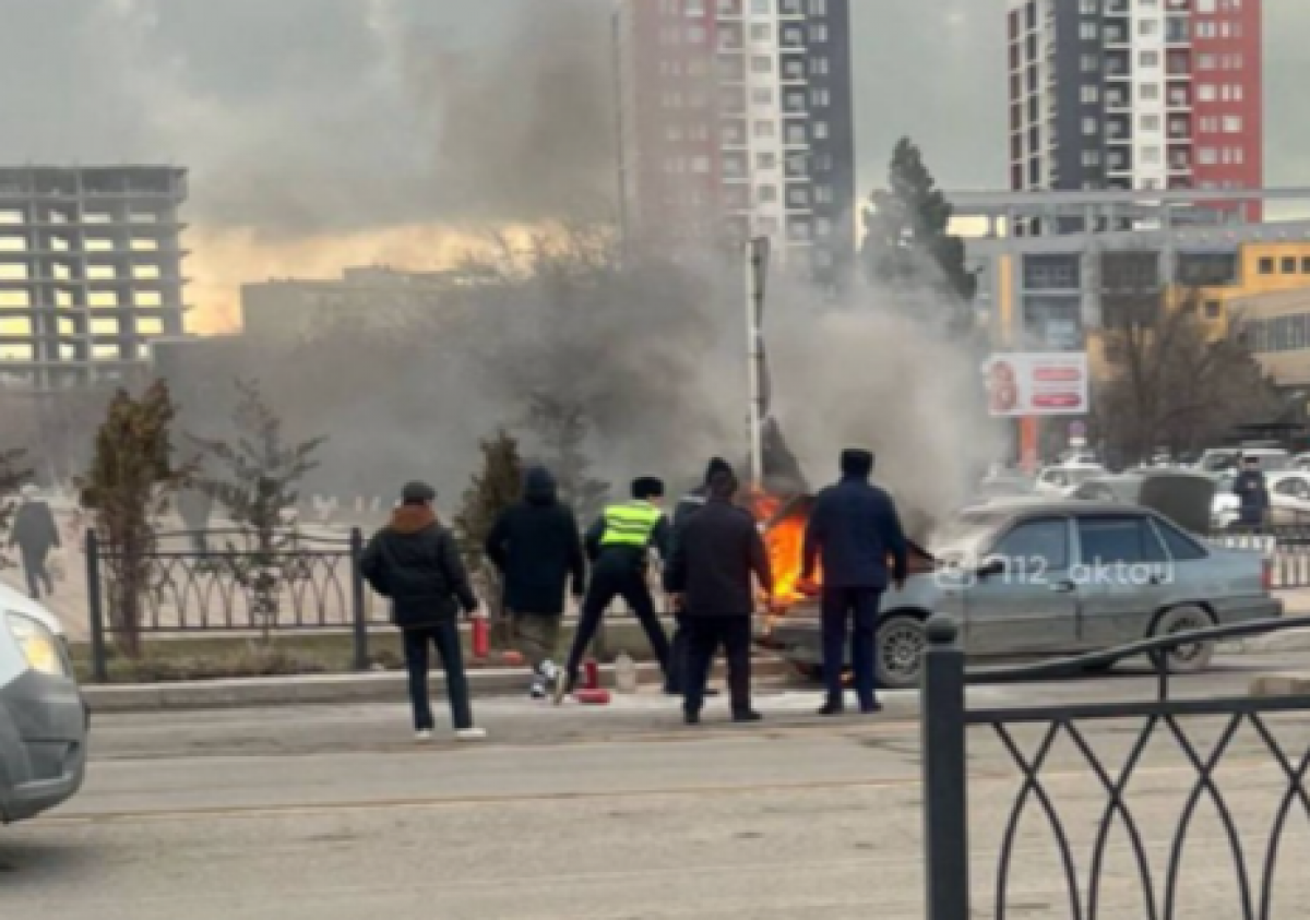 Полицейские в Актау потушили пожар на дороге и спасли жизнь водителю