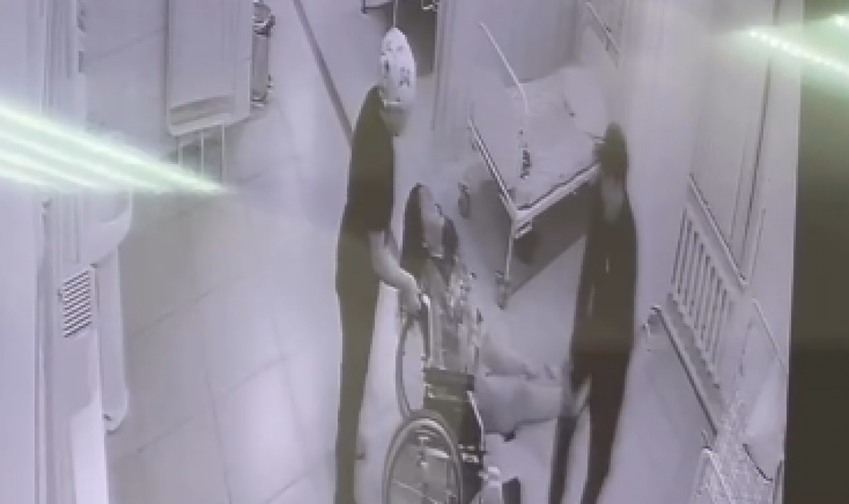 Шокирующие кадры из больницы с Айзат Джумановой после избиения показали на судебном заседании в Талдыкоргане