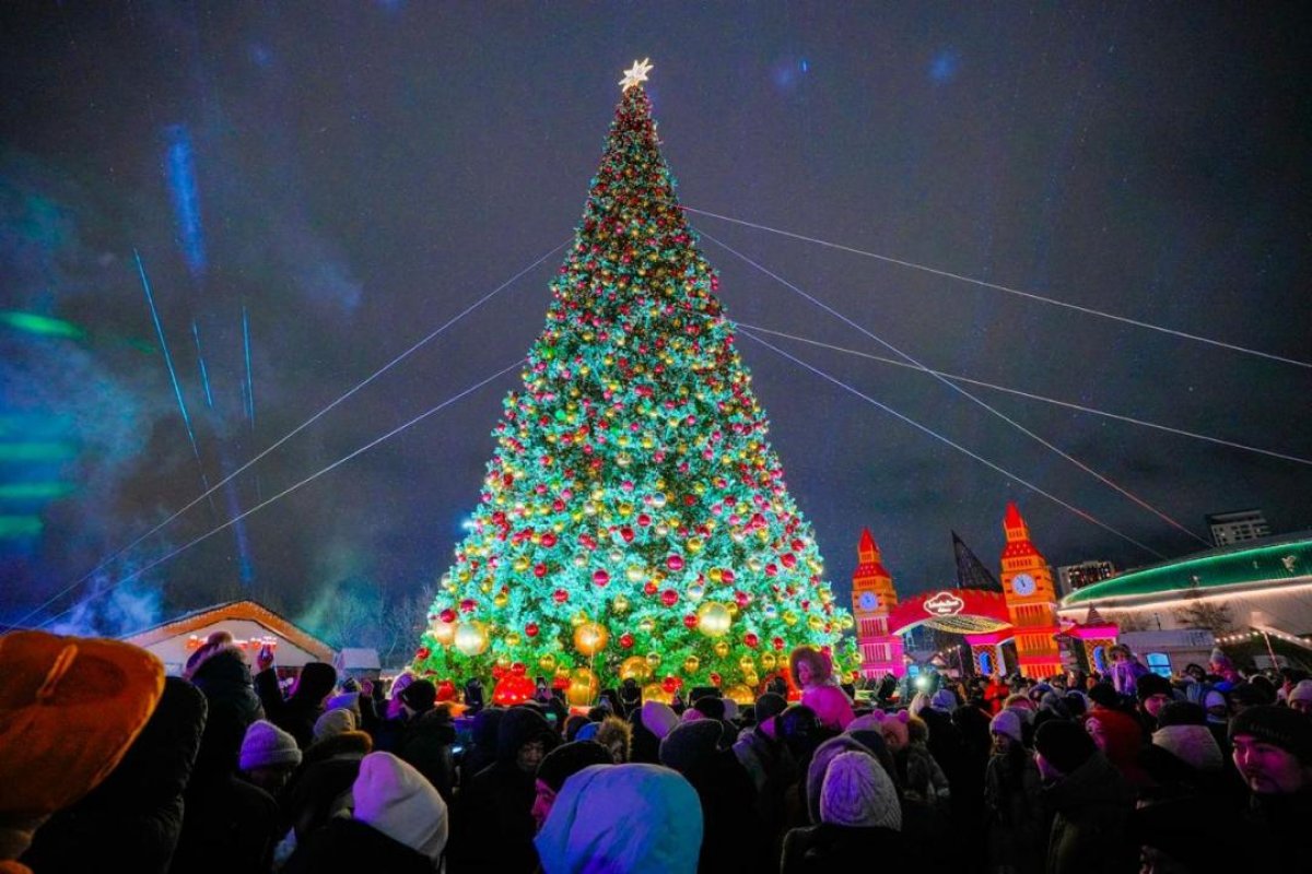 В Астане зажглись десятки новогодних елок