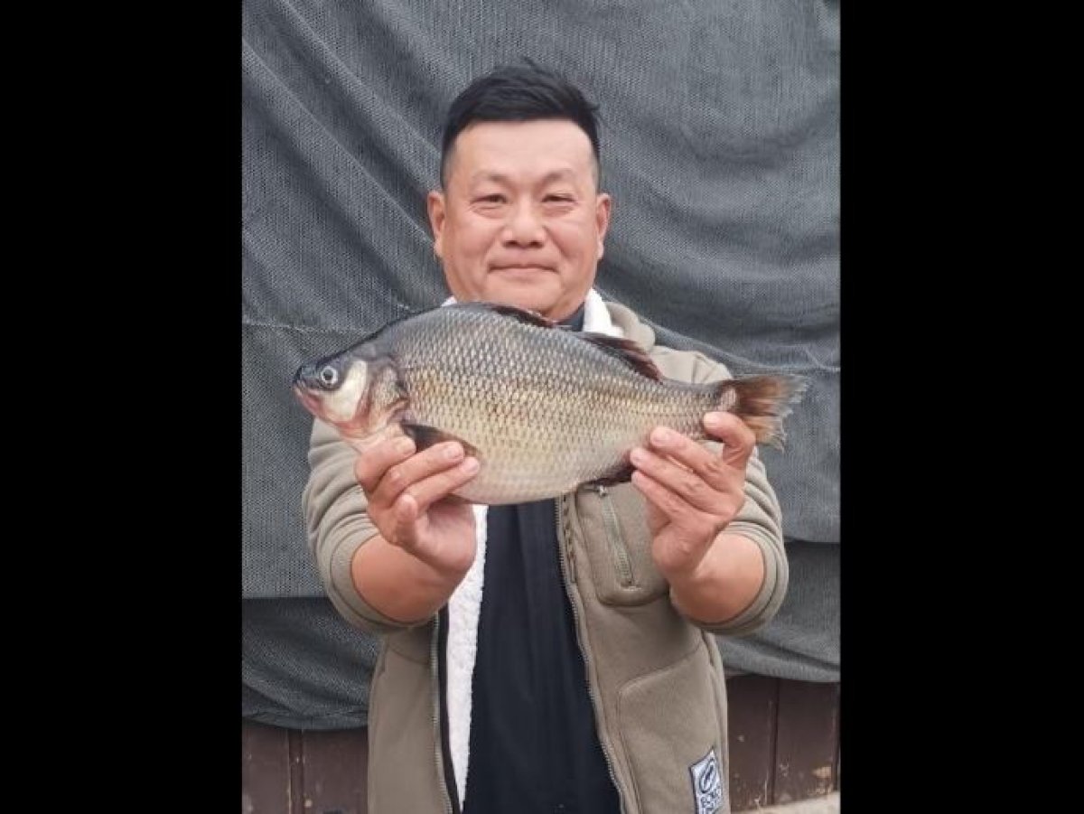 Мужчина поймал рыбу весом 1,47 кг и побил 35-летний рекорд