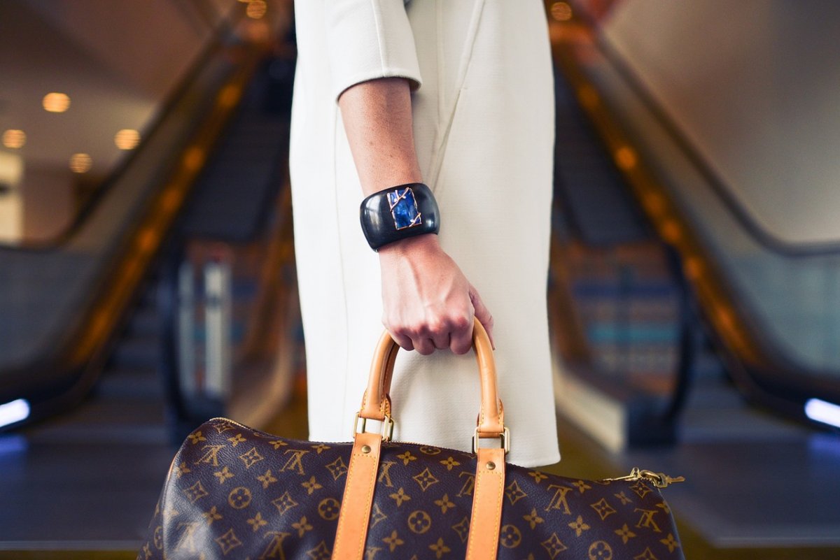 Женщина нашла сумку Louis Vuitton в мусоре